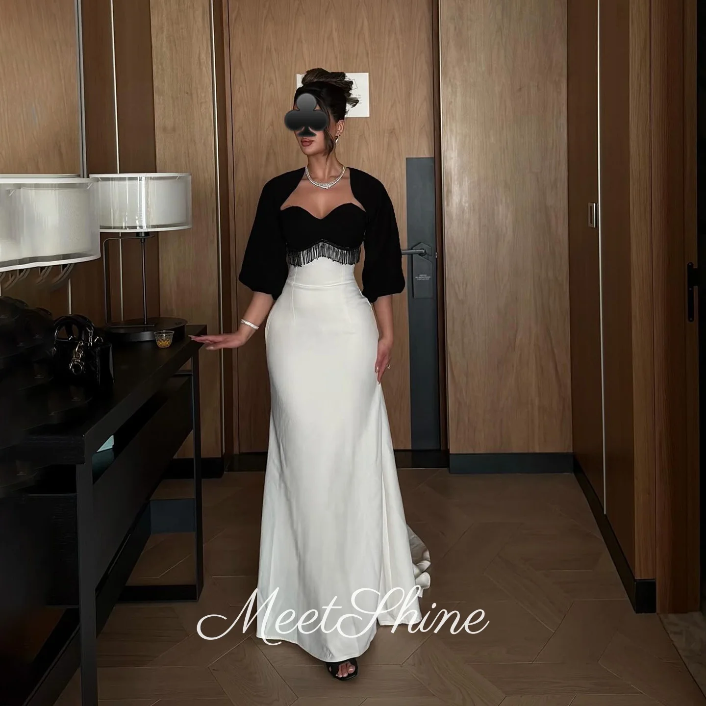 

Современные черно-белые атласные вечерние платья-русалка с вырезом «сердечко», с бахромой, рукавами до локтя, шикарным шлейфом, на заказ, в стиле Дубай