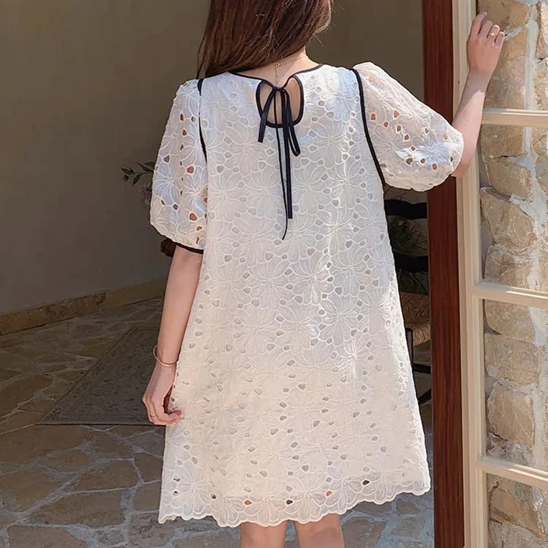 جديد الفرنسية تفريغ الدانتيل فستان بطول الركبة للنساء الصيف لطيف فضفاض الجولة الرقبة البيج الربط حافة سوداء تصميم فساتين