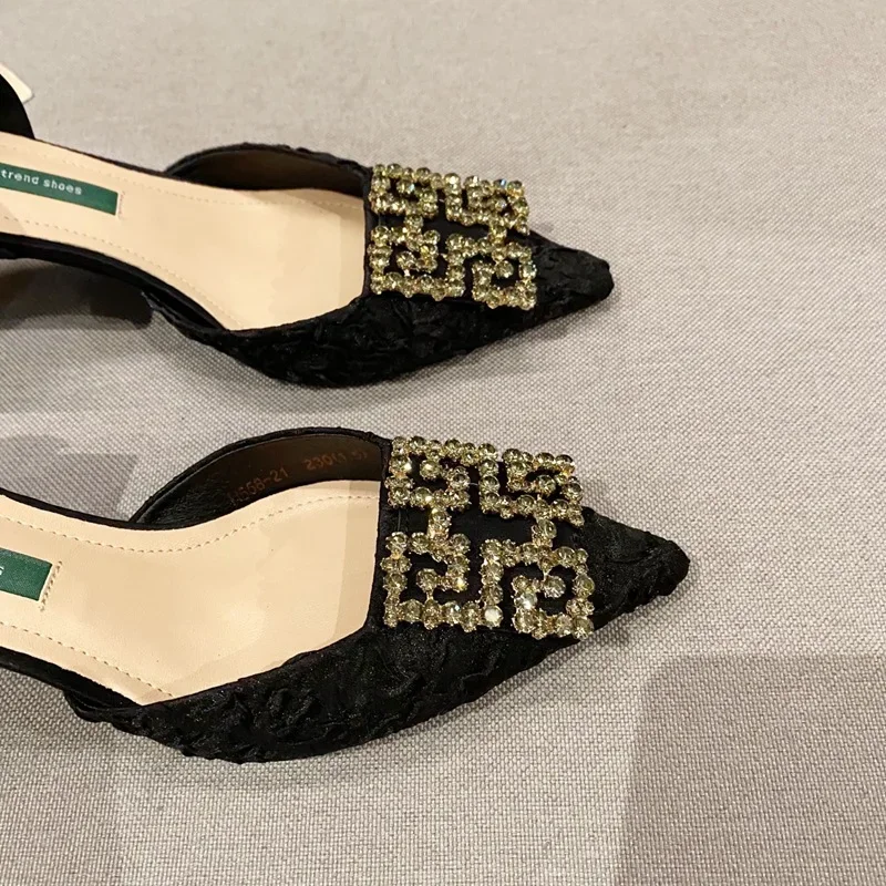 Chaussures simples en soie pour femmes, chaussures simples à boutons carrés et diamants d'eau, talons hauts pointus polyvalents, talons fins, chaussures de travail à bouche peu profonde, nouvelle collection
