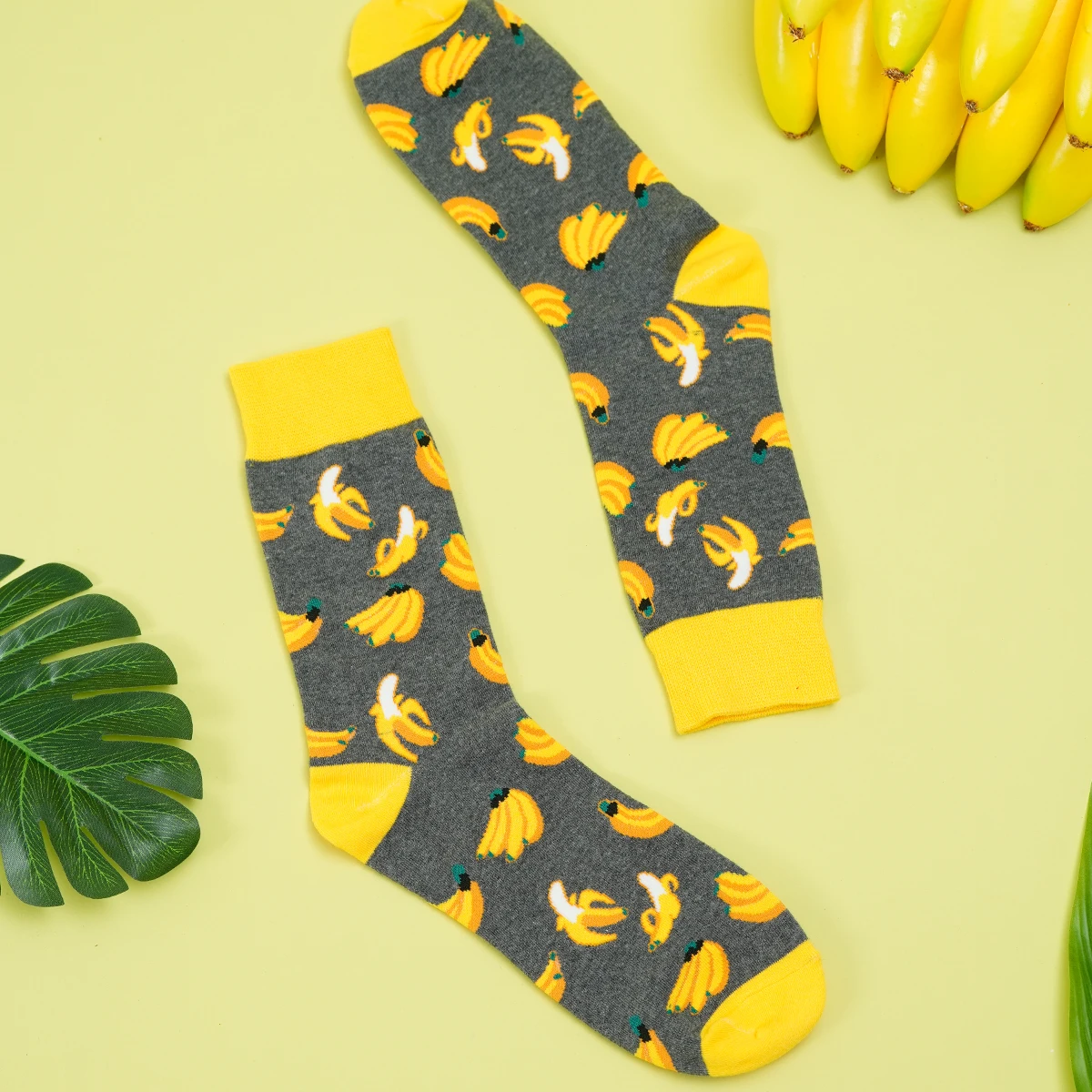 1 Pair Unisex Fashionable Creative Full Banana Print Breathable Middle Tube Socks For Daily Suit In All Seasons