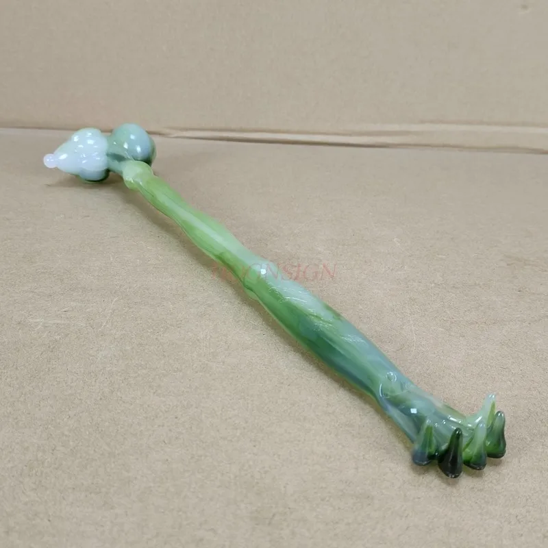 Multi-massage and thumping, receive the meridian slapping stick and tap the back and thump, scratch the back and scratch it
