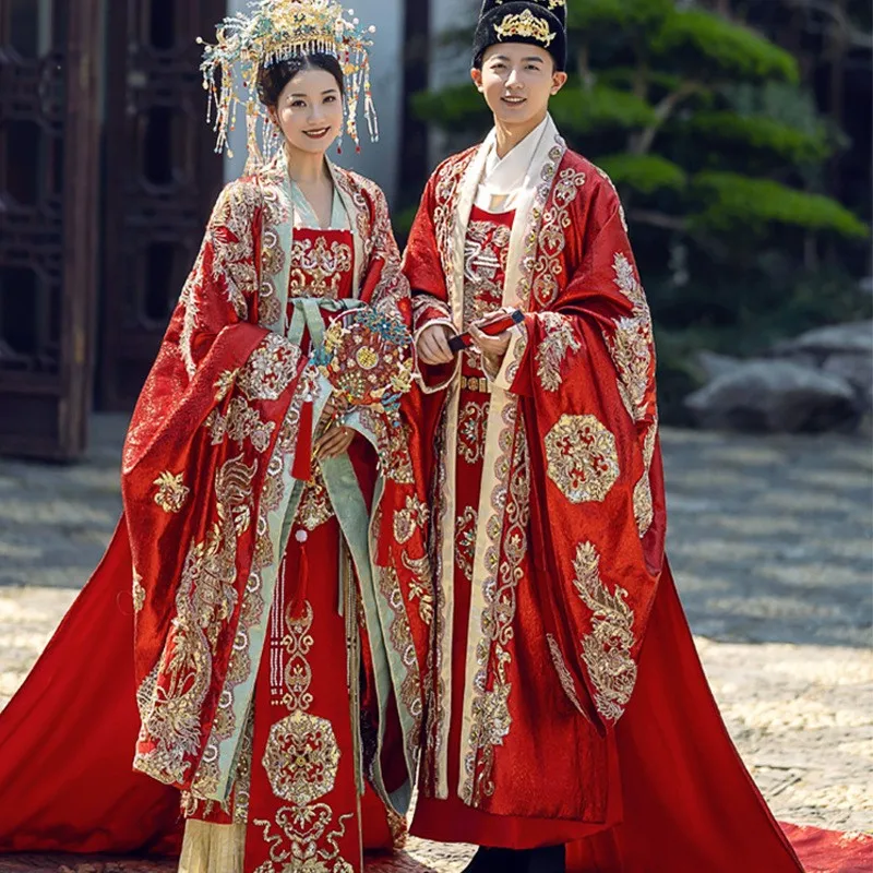 

A complete set of Han-style wedding dresses for Han men new couple's style with phoenix crowns red robes and large straws