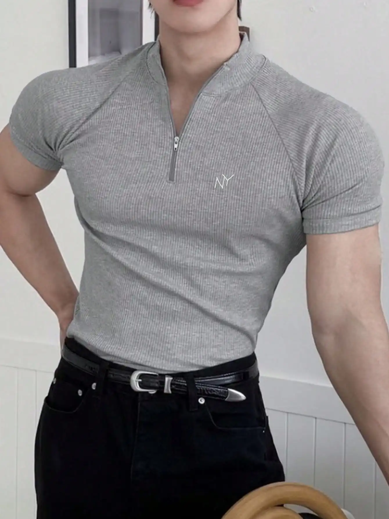 

Мужская серая футболка с ребристой отделкой, воротником на молнии и рукавами реглан, приталенного кроя, для летнего повседневного образа