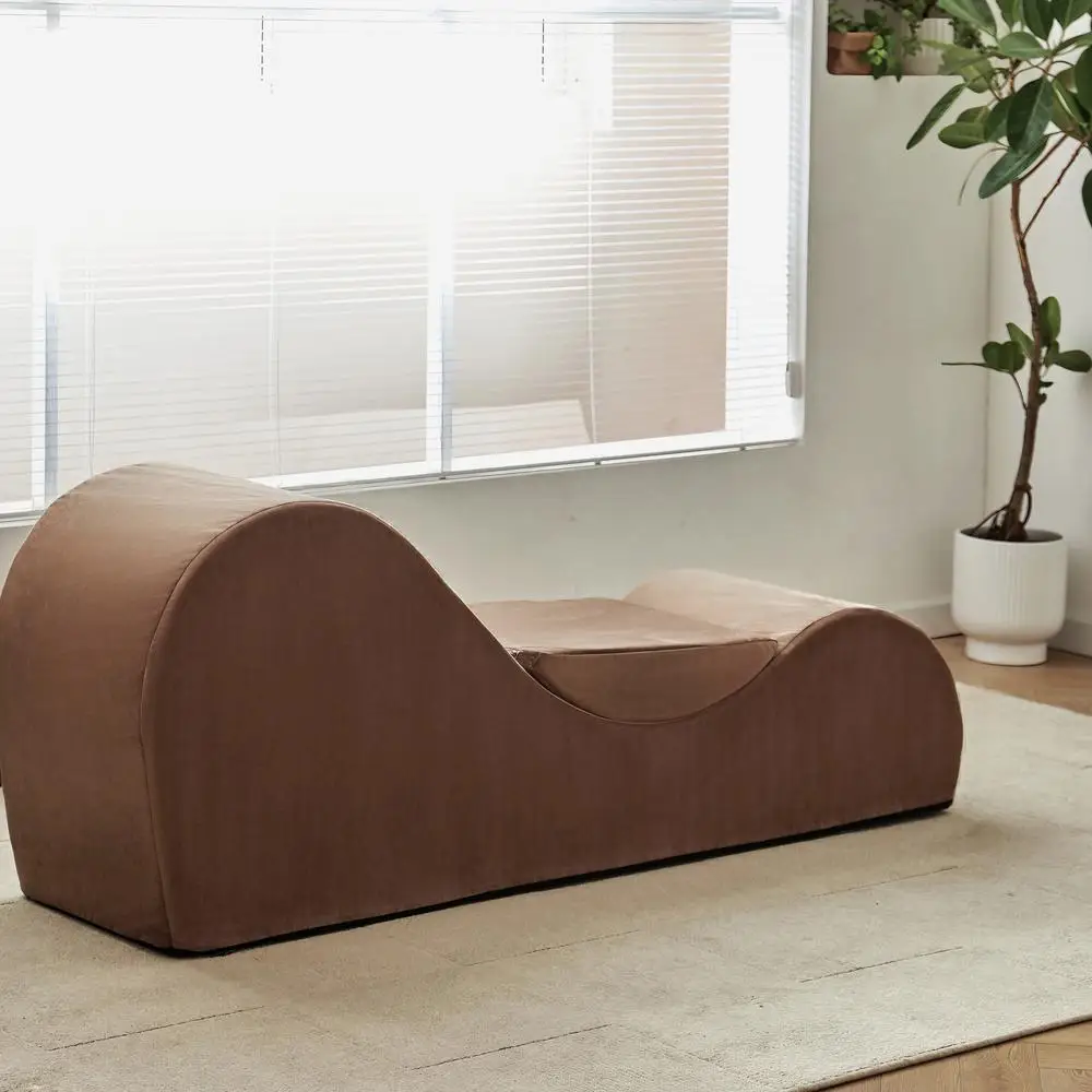 كرسي استرخاء Solace Chaise Lounge بتصميم مريح بدون جاذبية، غطاء رغوي عالي الكثافة قابل للإزالة وقابل للغسل باللون البني