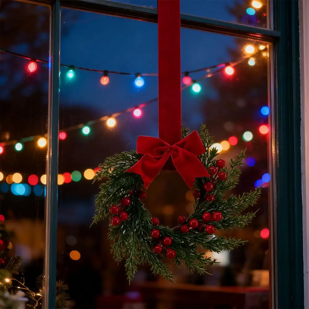 Künstlicher Weihnachtskranz, 25,4 cm, Wintergrüner Kranz, Haustür, Urlaub, Veranda, Wanddekoration mit roten Beeren und Samtschleife – Detail 12