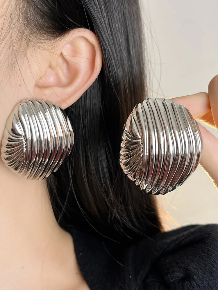 

Retro metal shell light luxury high sense unique ear clip