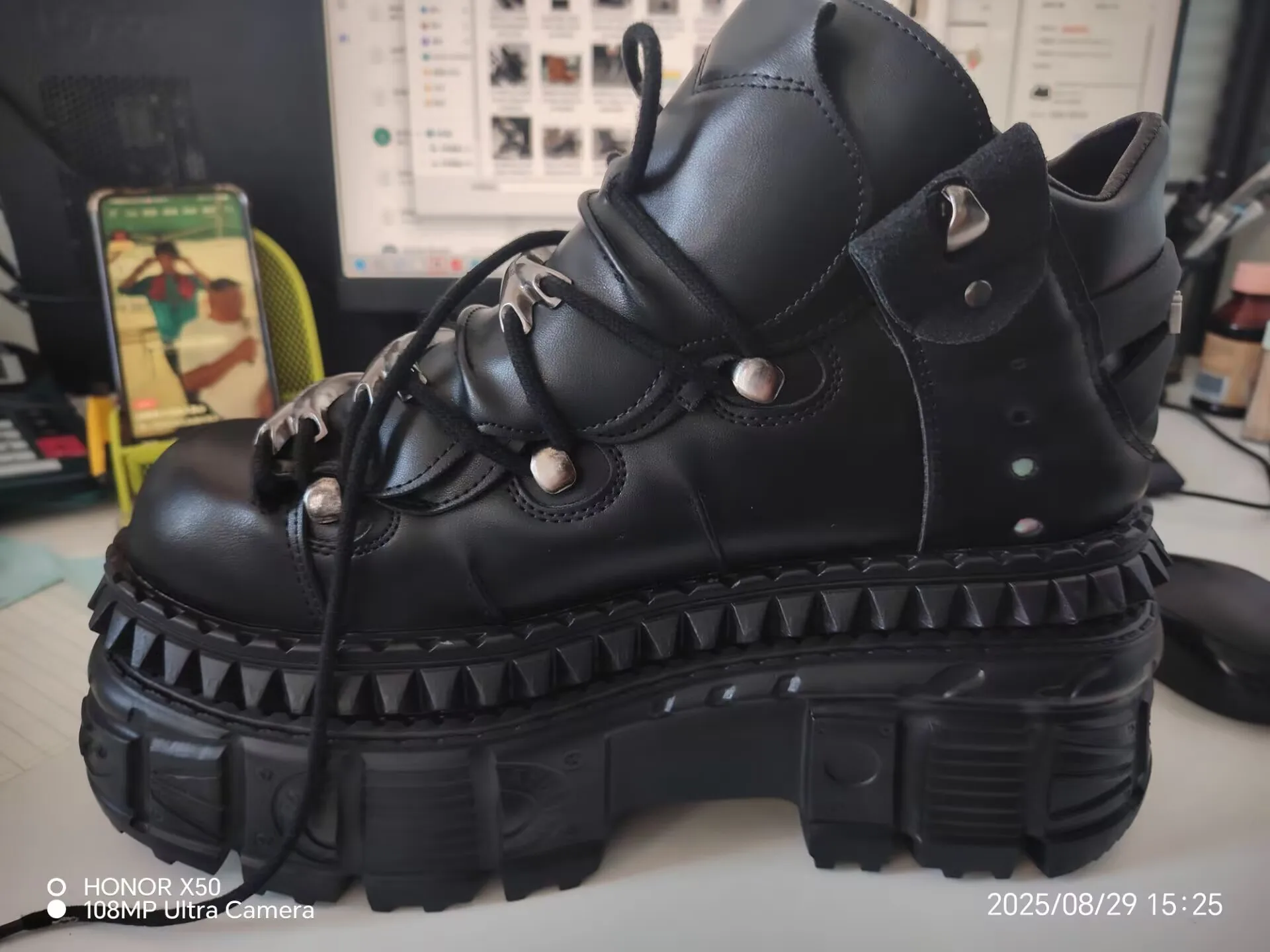 2025 ロック機関車スモールレザーゴスプラットフォームレトロメタルハイトップストリートシューティング男性と女性が同じシングルシューズ