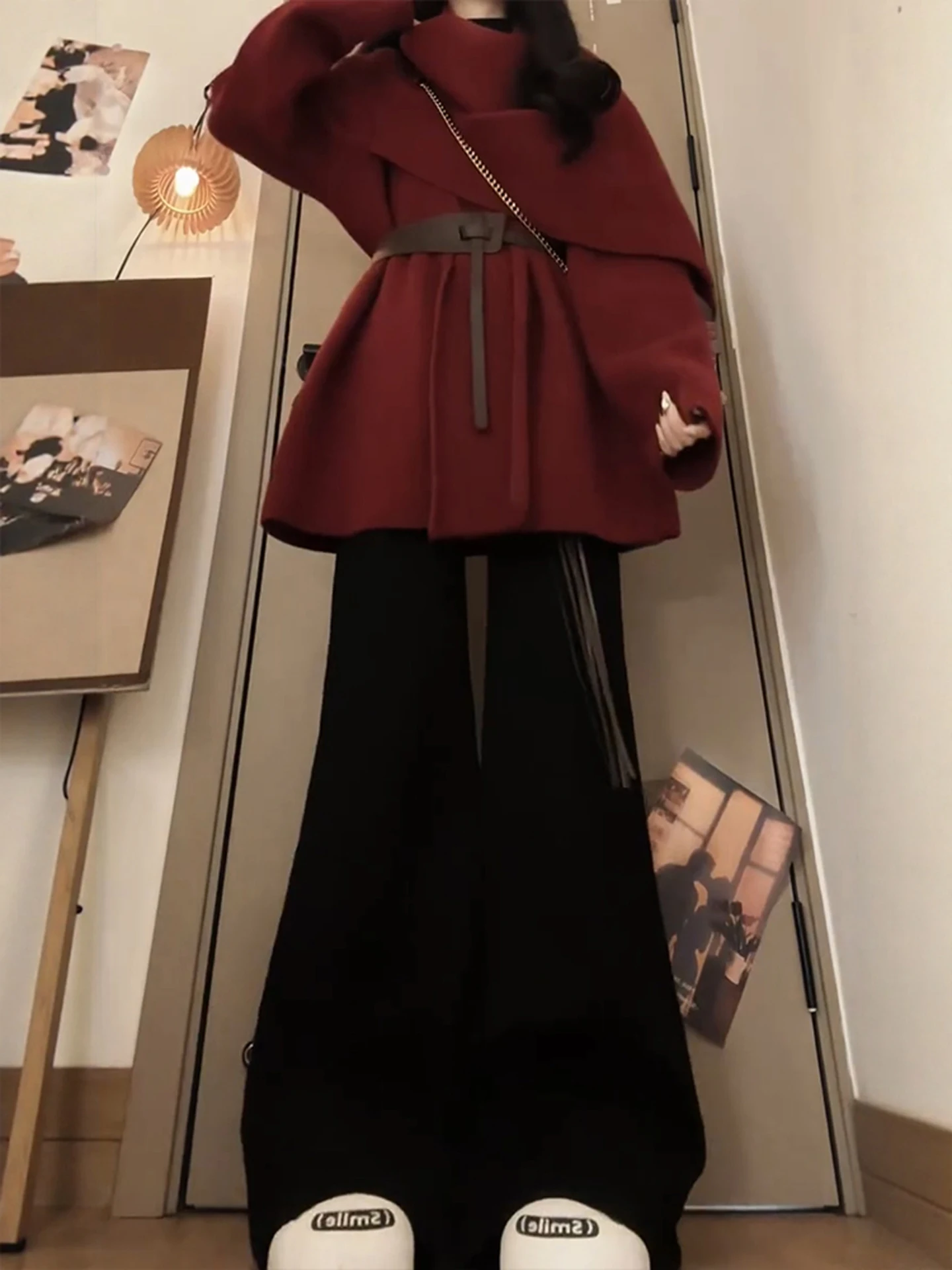 

Зимний модный комплект: красный свитер-пальто и женские брюки с высокой талией и расклешенными штанинами. Теплый повседневный новогодний ансамбль.