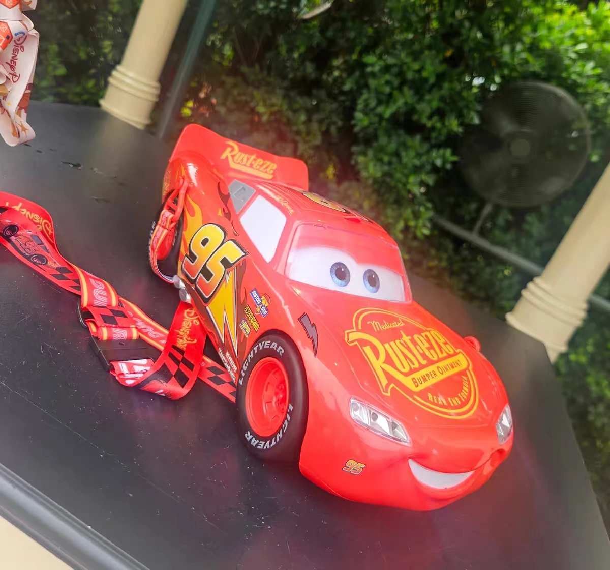 Cubo para Palomitas de Maíz de HK Disney Cars Lightning McQueen con Correa, Contenedor Coleccionable de Coches de Carreras de Pixar, Regalo para Niños, Souvenir