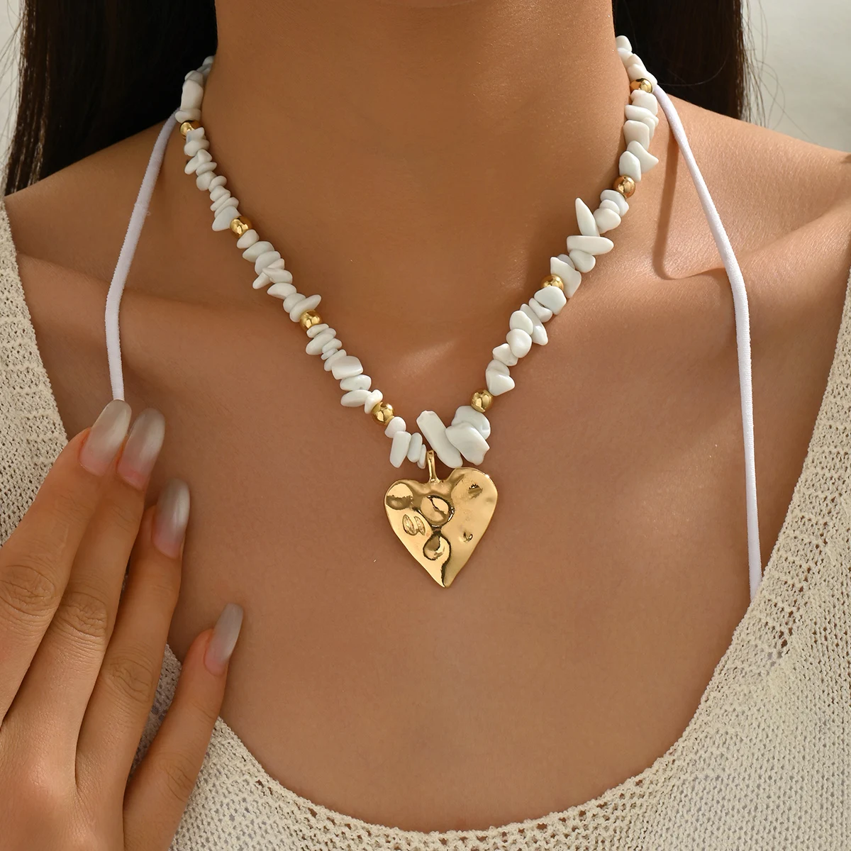 Women Bohemian Choker Necklace Irregular White Crushed Stone Chips Hammered Gold Heart Pendant Casual Jewelry