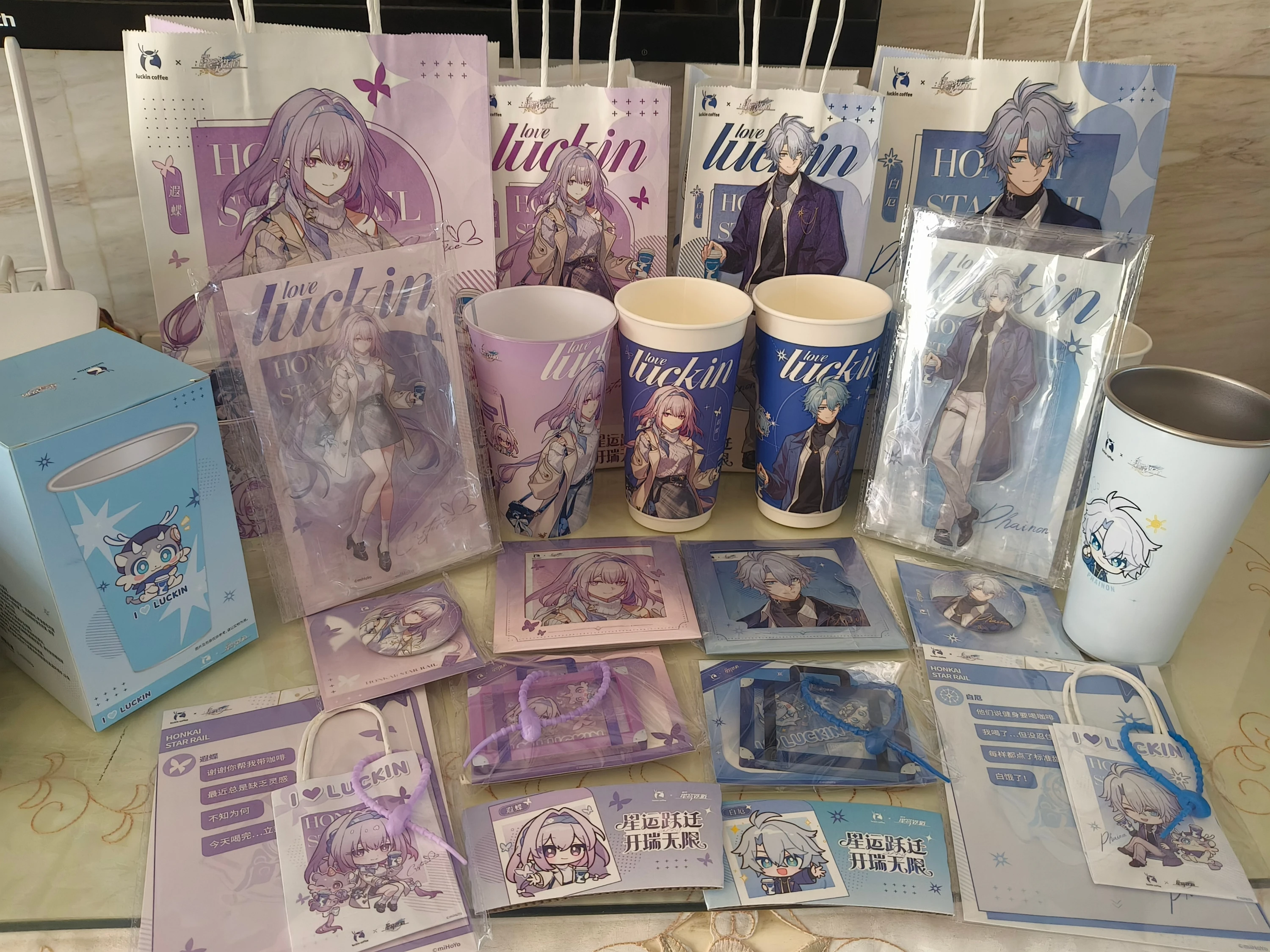 

In Stock Official Honkai：Star Rail X Luckin Coffee Castorice Phainon Acrylic Stand Temperature Sensitive Cup Shikishi Badge