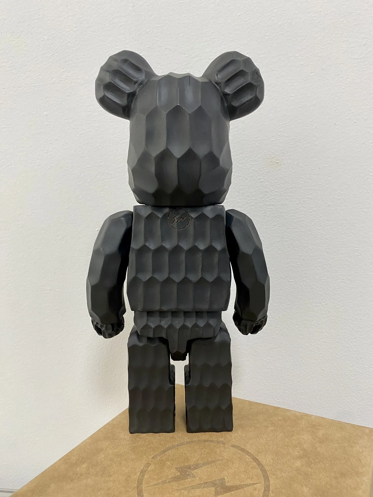 Bearbrick 400% ไม้มะเกลือผิวรูปหมีความสูง28ซม. ข้อต่อทำด้วยมือทำจากไม้เนื้อแข็งสามารถหมุนตุ๊กตาของขวัญได้