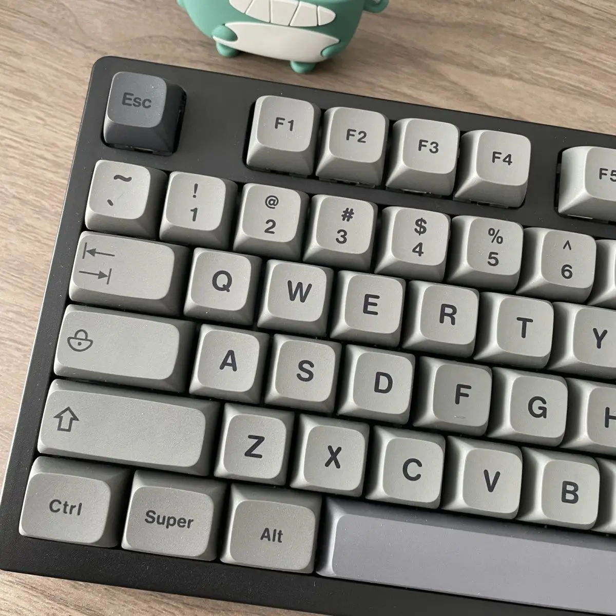 Comfortable touch little bee, fog gray XDA height PBT hot sublimation mechanical keyboard health cap 133 keys complete set, cros