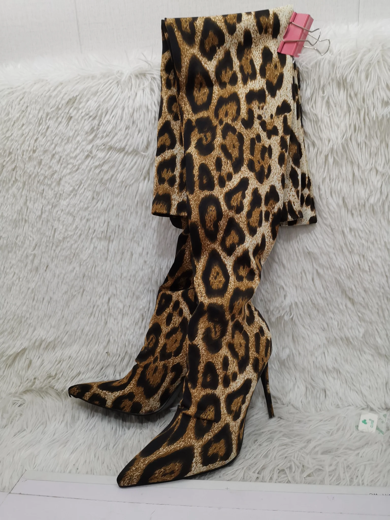 

Леопардовые атласные сапоги до бедра с острым носком на тонком каблуке, разноцветные женские эластичные сапоги, сексуальные пикантные ботинки для подиума для девочек