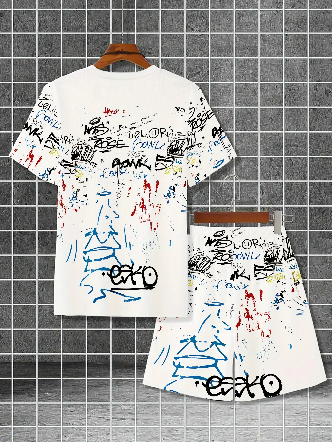 المجموعة الرجالية الجديدة لصيف 2025 هي طباعة جرافيتي ثلاثية الأبعاد عصرية وناعمة ومريحة وقابلة للتنفس