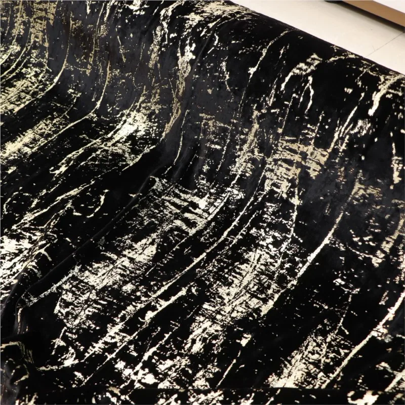 

High-quality women's fabric for shirts nightgowns and cheongsams made of woven silk gold-embossed viscose velvet