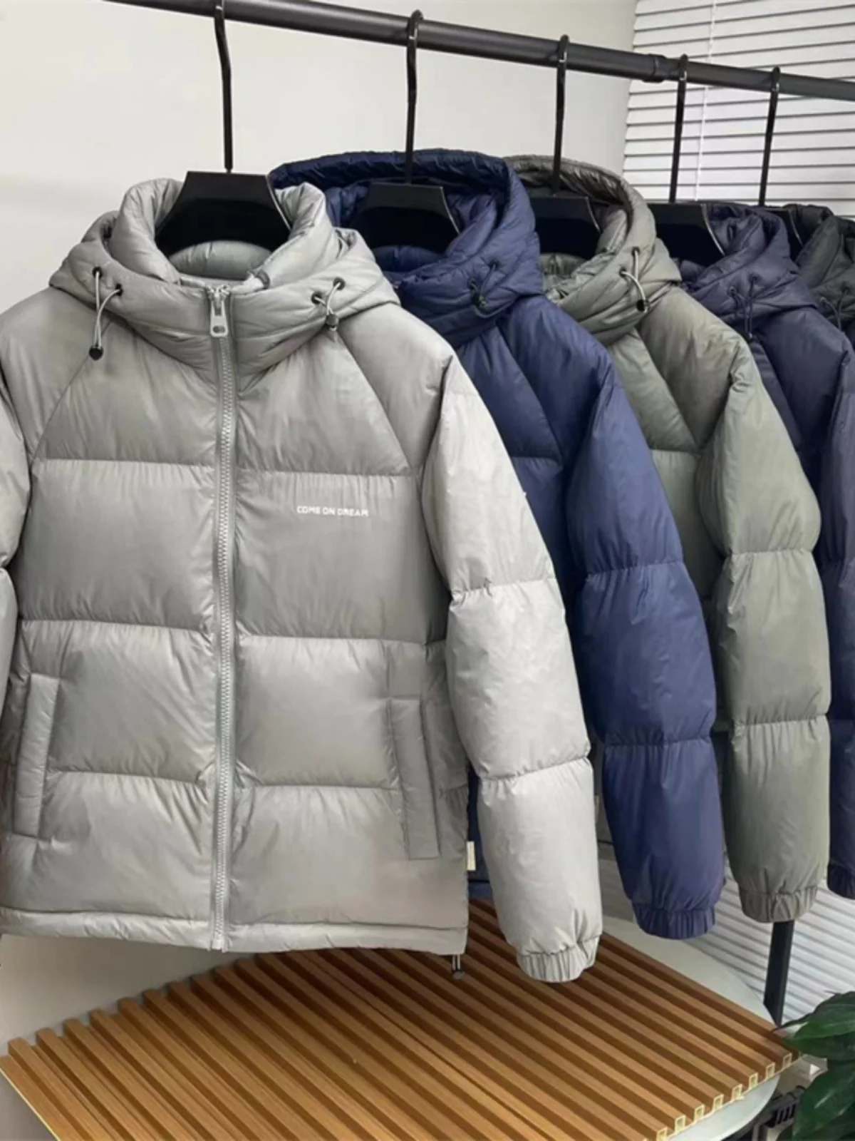 

Утепленная куртка с капюшоном, модная зимняя верхняя одежда, с наполнителем из пуха, ветрозащитная, из полиэстера.