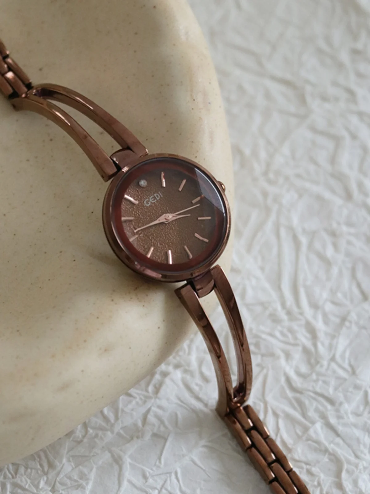 ساعة اسوارة نسائية جديدة، طراز عتيق مع قرص صغير، متعددة الاستخدامات وأنيقة، ساعة يد أنيقة على شكل سوار للنساء.