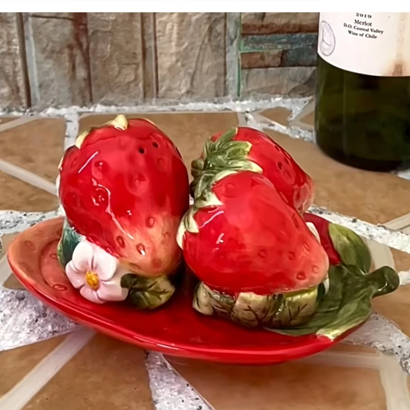 European-style ceramic strawberry salt and pepper shakers Garden style plant seasoning jars spice Kitchen table decoration