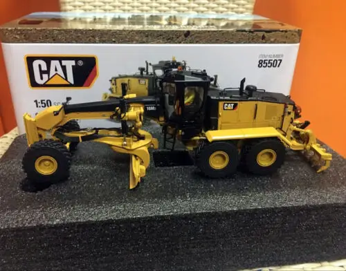 

1:50 16M3 Motor Grader By Diecast Masters DM85507 New in Box