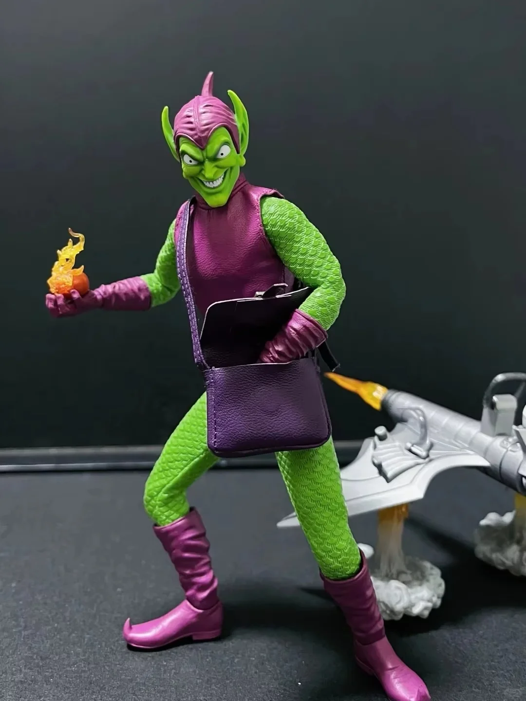 Original 1/12 Mezco Homem Aranha vilão clássico Green Goblin edição de luxo acende figura de ação de 6 polegadas modelo brinquedo presentes