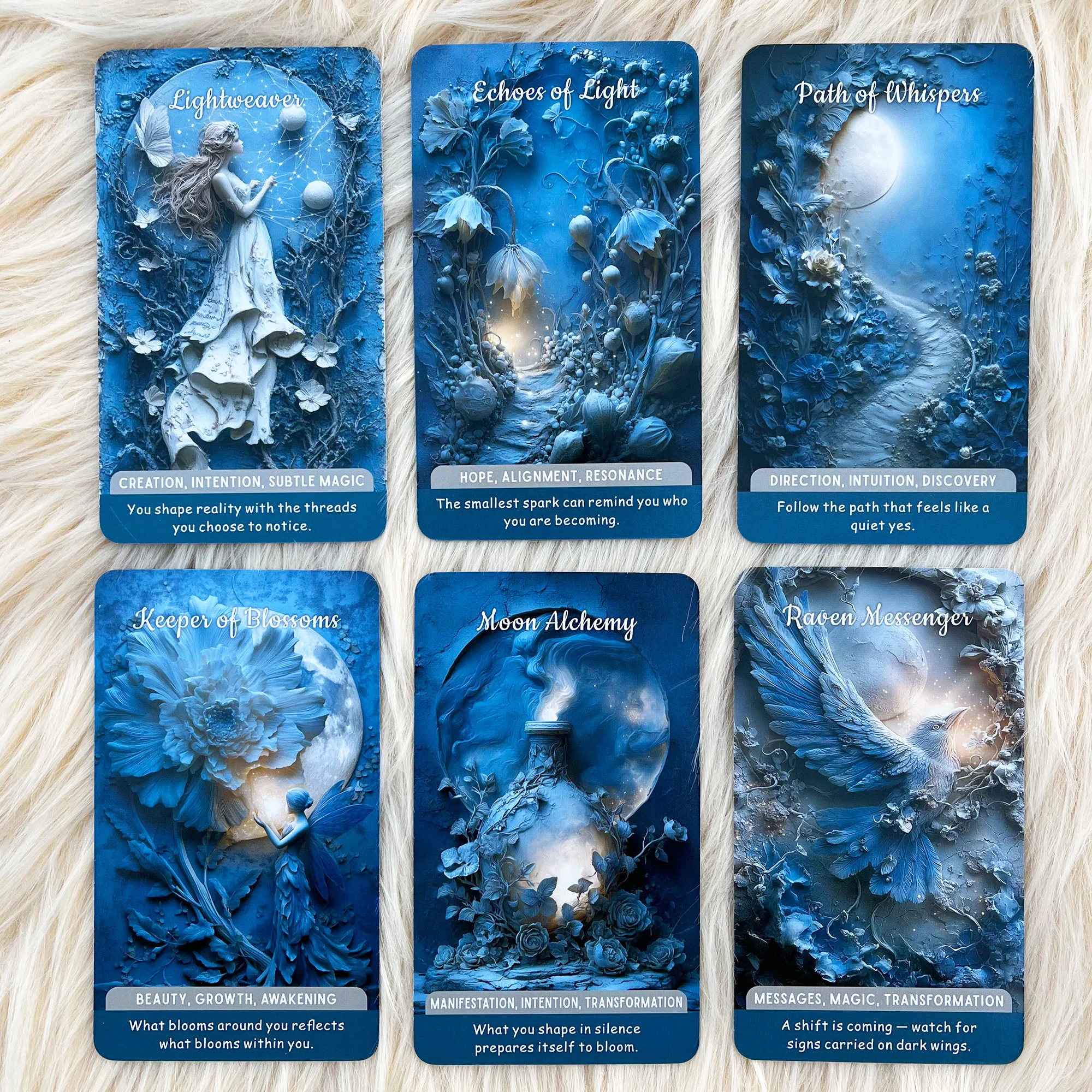 Mondlicht-Wald-Orakelkarten-Set, blaues Reliefdesign, für tägliche Reflexionen, zur Selbstentdeckung, Kartenspiele, Tarotkarten, 12 x 7 cm, ab 14 Jahren. – Detail 4