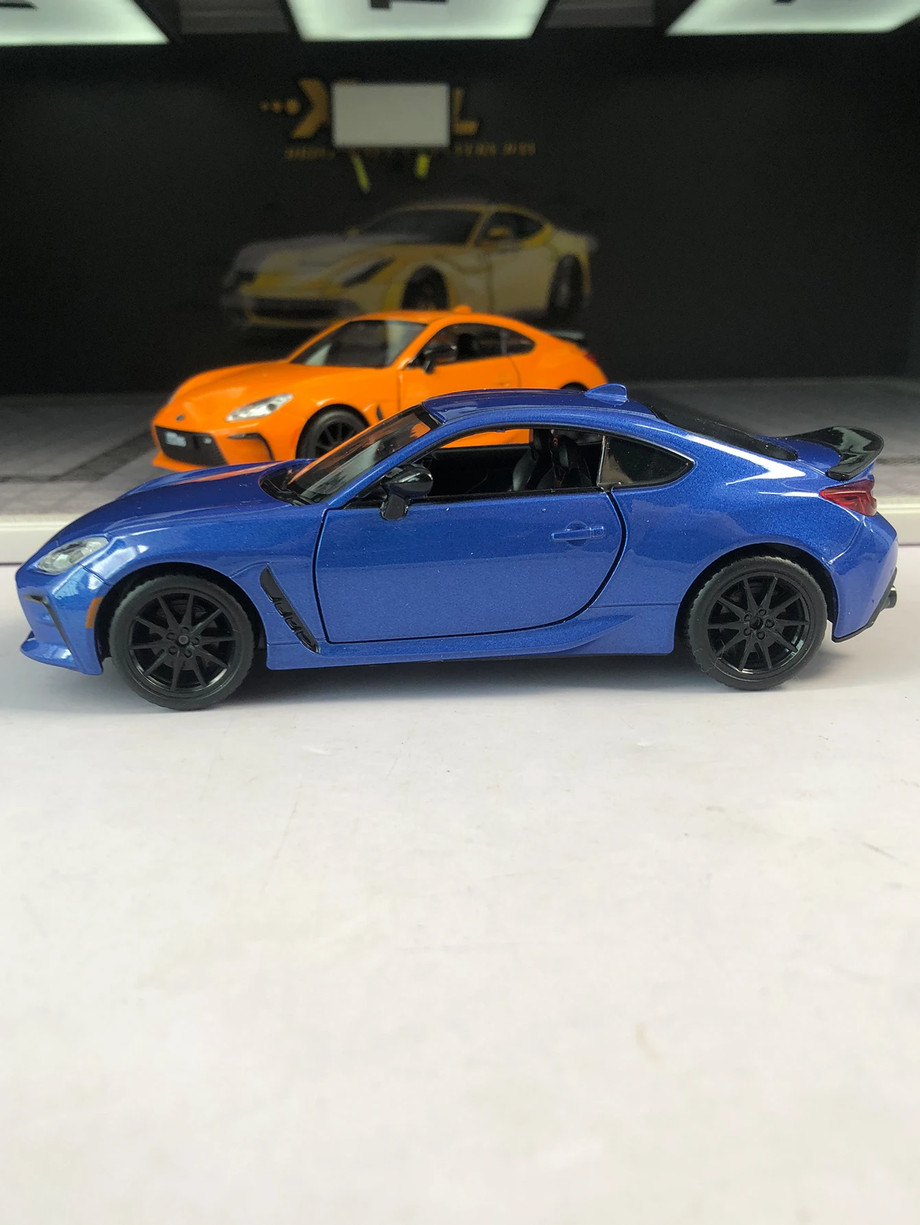 Modèle de voiture Toyota GR86 en alliage de zinc simulé 1: 28, ornement statique, voiture cadeau de collection en métal