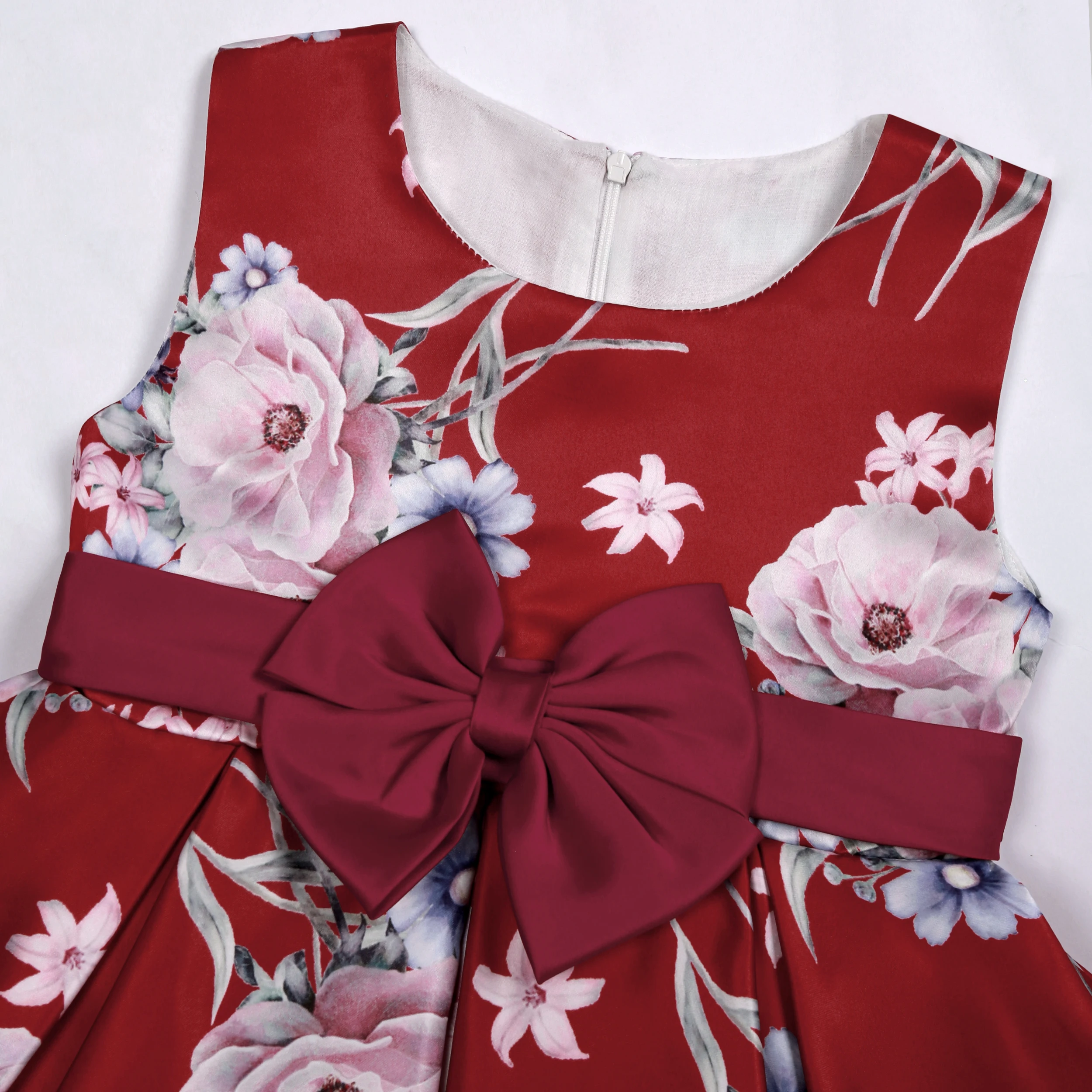 El rendimiento del piano rojo presenta trajes formales, trajes de fiesta y vestidos de boda para niña de las flores.