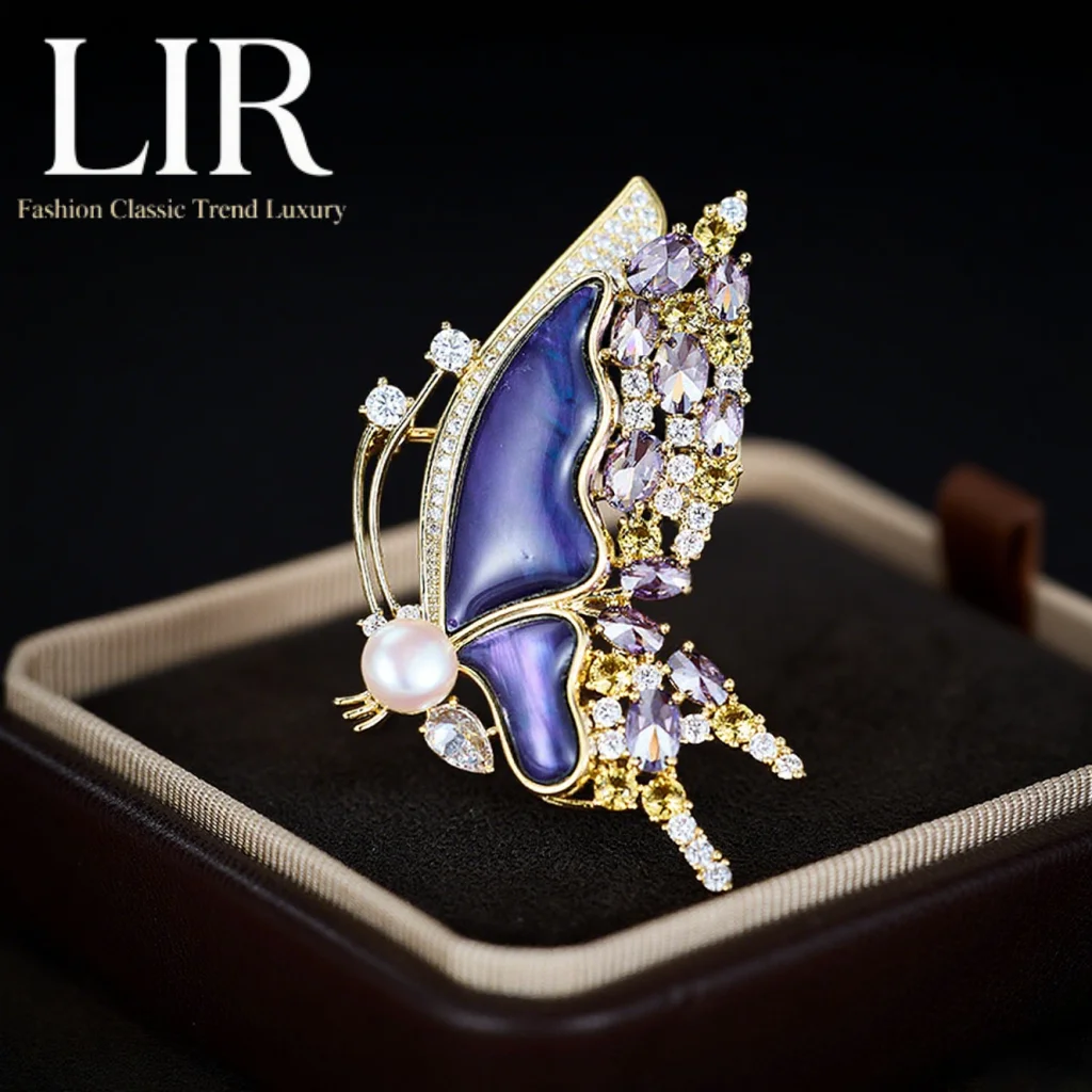 Lir Women's Brooch:…