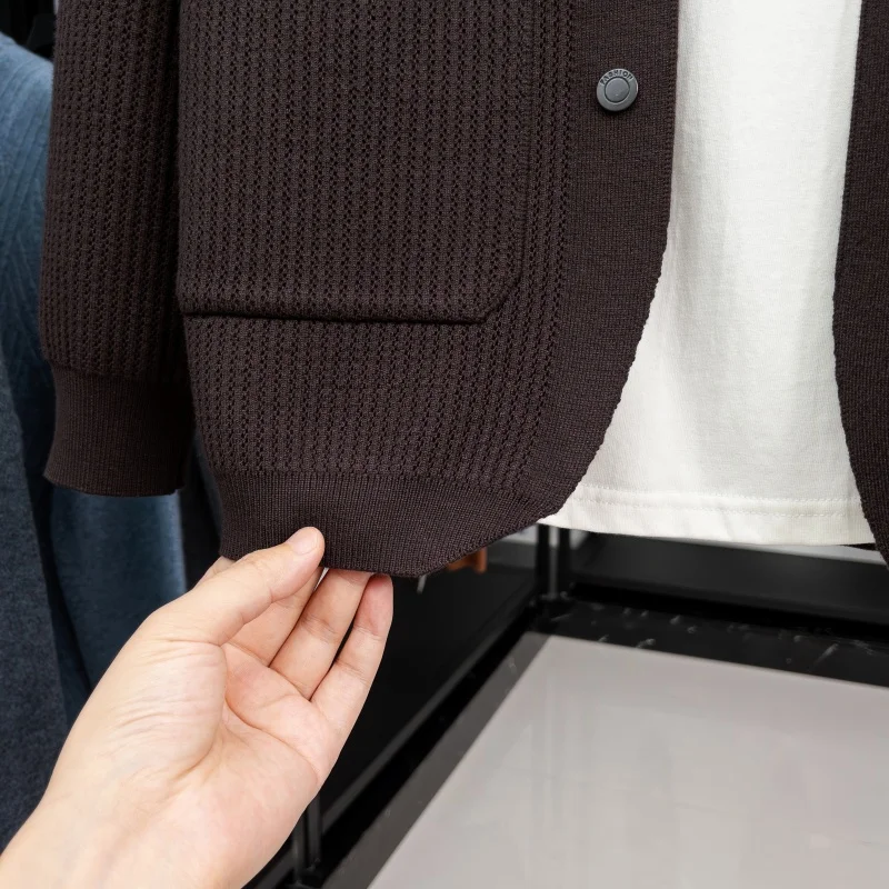 سترة رجالية متماسكة بأكمام طويلة وأزرار وياقة على شكل طية صدر السترة وتصميم جيب من القماش الناعم مضادة للبيلينغ ملابس رجالية غير رسمية للخريف والشتاء