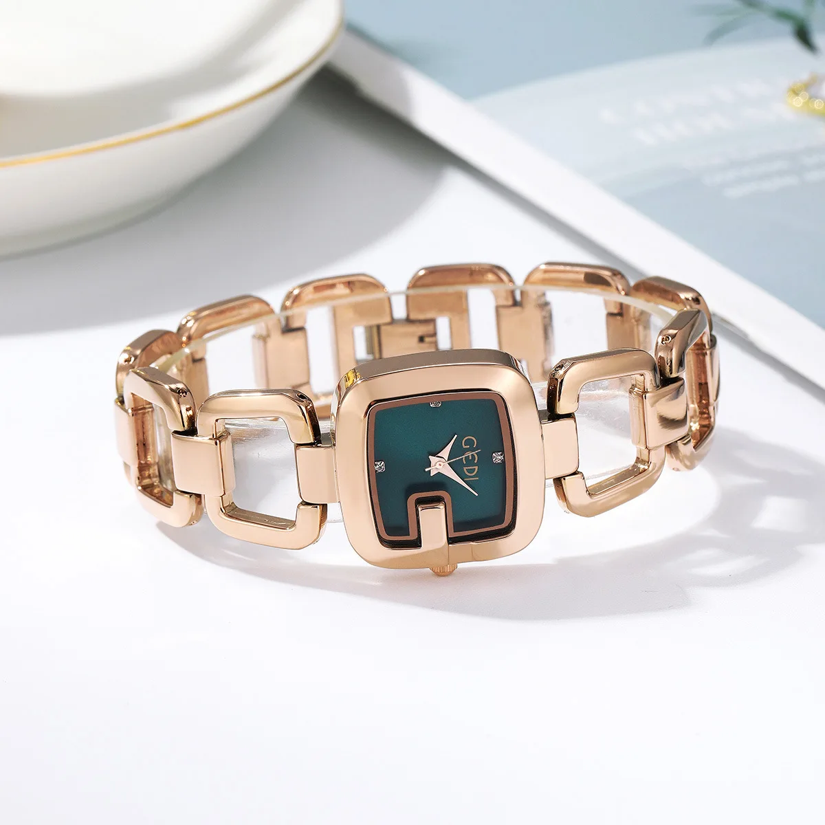 Women's Light Luxury Bracelet Watch brand Simple High-end Retro Waterproof Steel Strip Ladies Fashion Quartz Clock Wristwatches