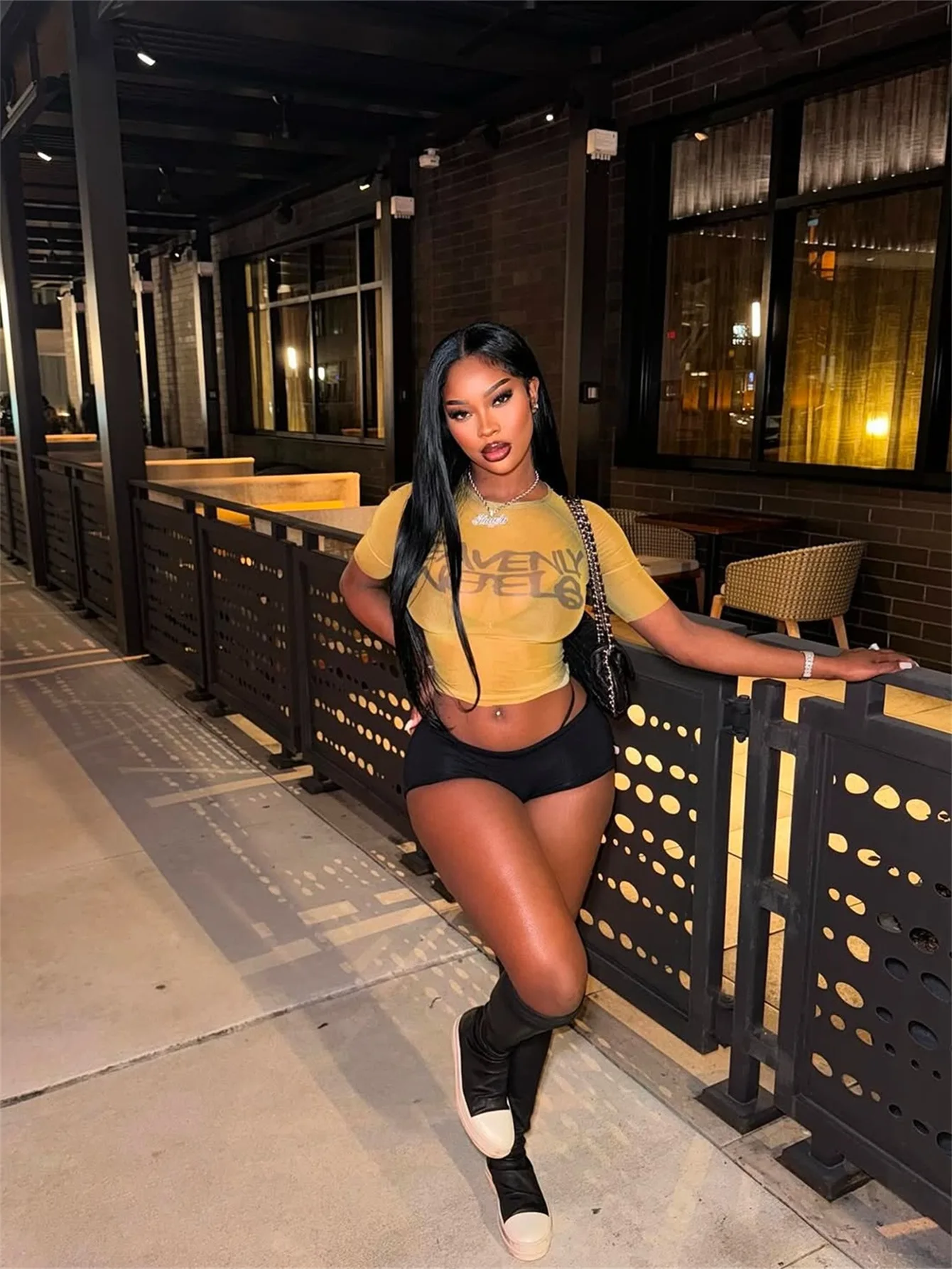 Nuova moda femminile, stile americano sexy e piccante, top corto senza cuciture da donna sexy e aderente con stampa trasparente