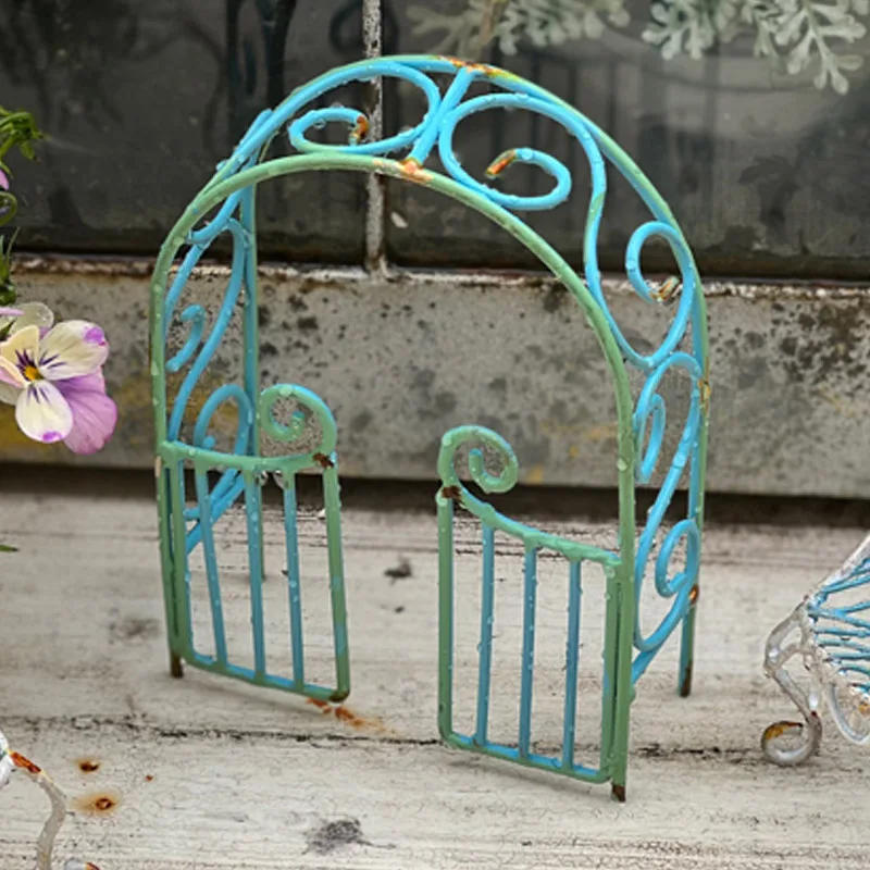 Mini Home Decoration Crafts Garden Iron Table Chair Door Doll House Fairy Tale Garden Accessories Small Furniture Decoration