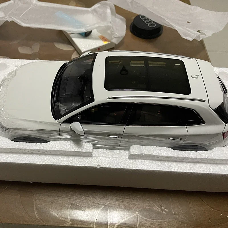 Modèle de voiture Audi Q5L en alliage moulé sous pression, jouet à collectionner, cadeau de simulation, ornements d'affichage souvenir, échelle 1/18