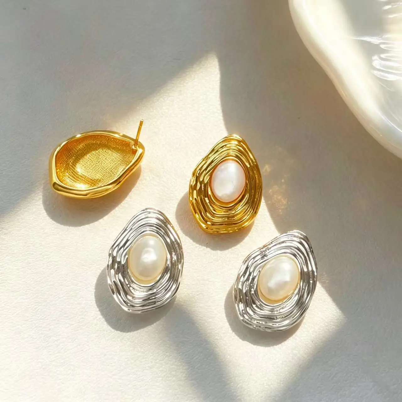 Niche texture swirl metal pearl stud earrings female French retro irregular water drop fritillary light luxury commuter earrings