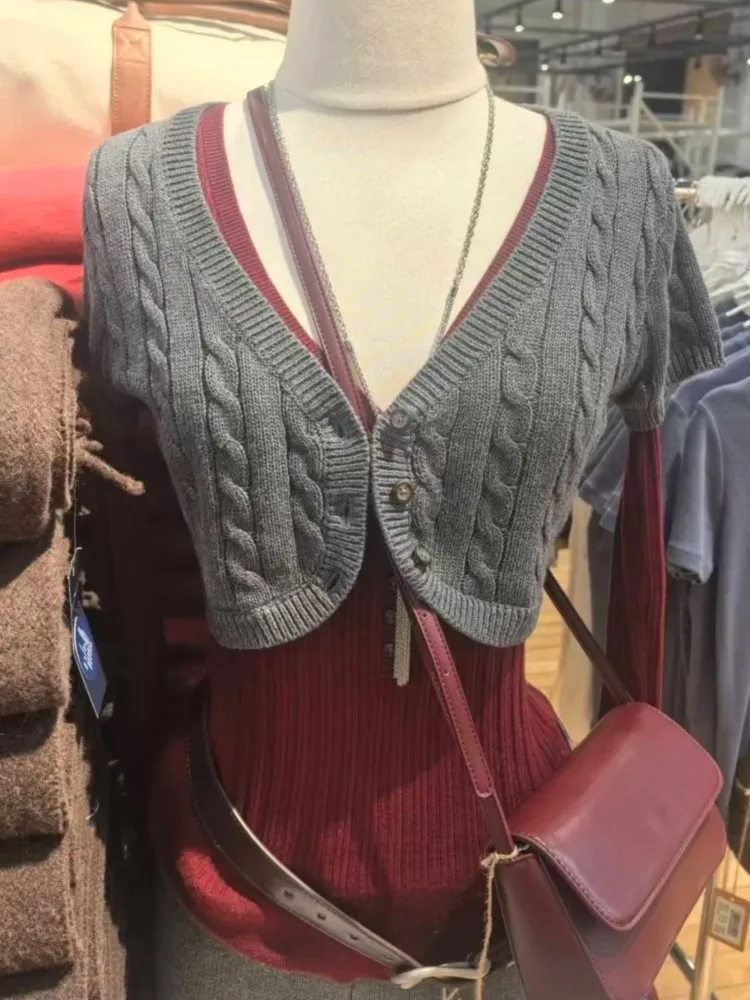 

Вязаный укороченный кардиган женский с узором «косичка», V-образным вырезом, на одной пуговице, с коротким рукавом, осенний, в стиле преппи, трикотаж