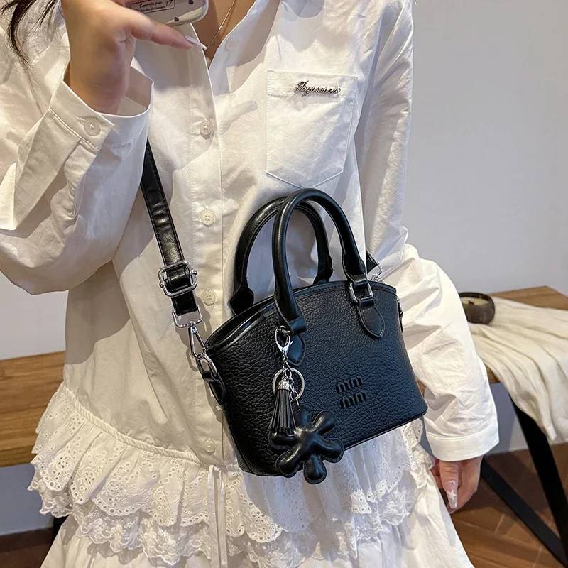 حقيبة يد جلدية أنيقة بتصميم كلاسيكي للنساء مع لون سادة وبسيط وتصميم عصري وحقيبة يد كروس فاخرة #4