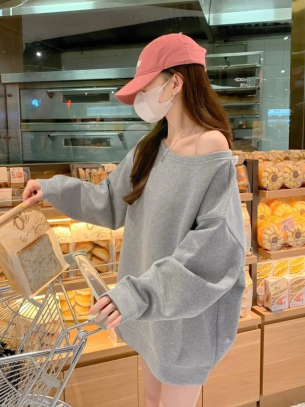 

Свободный женский свитшот с одним открытым плечом, осенняя новинка, сексуальный диагональный воротник, в корейском стиле, топ в стиле Lazy Sle