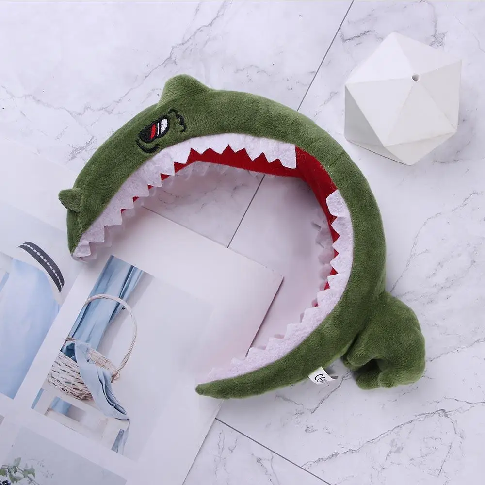 นักเรียนน่ารักกำลังล้างหน้า สัตว์ ผู้หญิง ที่คาดผมไดโนเสาร์ ที่คาดผมการ์ตูน ที่คาดผมรูปปลาฉลาม