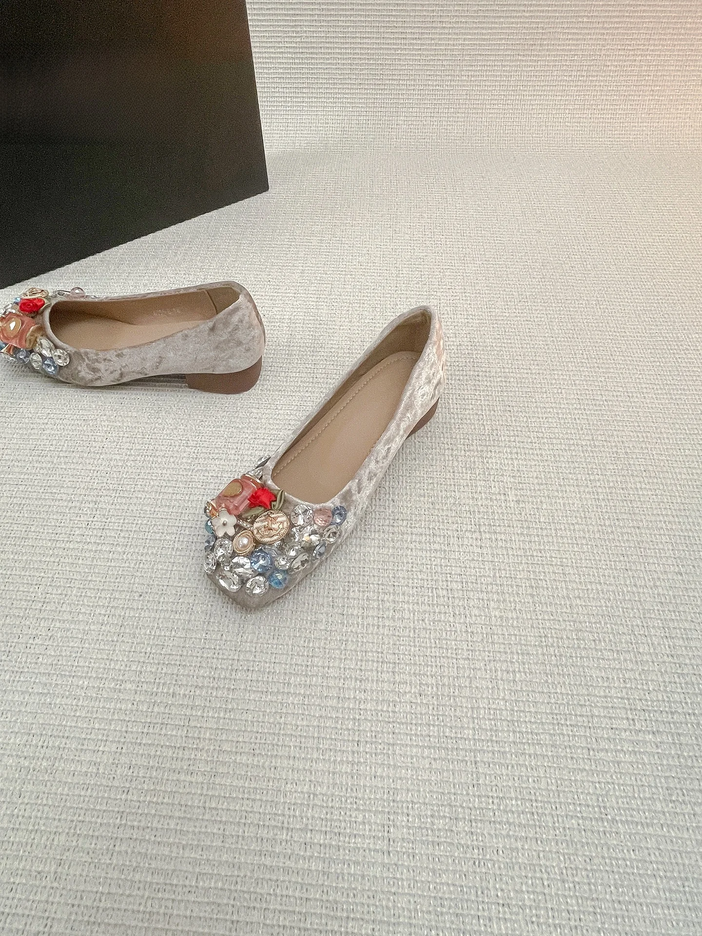 chaussures-de-ballet-en-cuir-nouvelle-collection-automne-hiver-2026-style-petite-fragrance-a-bout-carre-a-semelle-plate-et-souple-ornees-de-strass