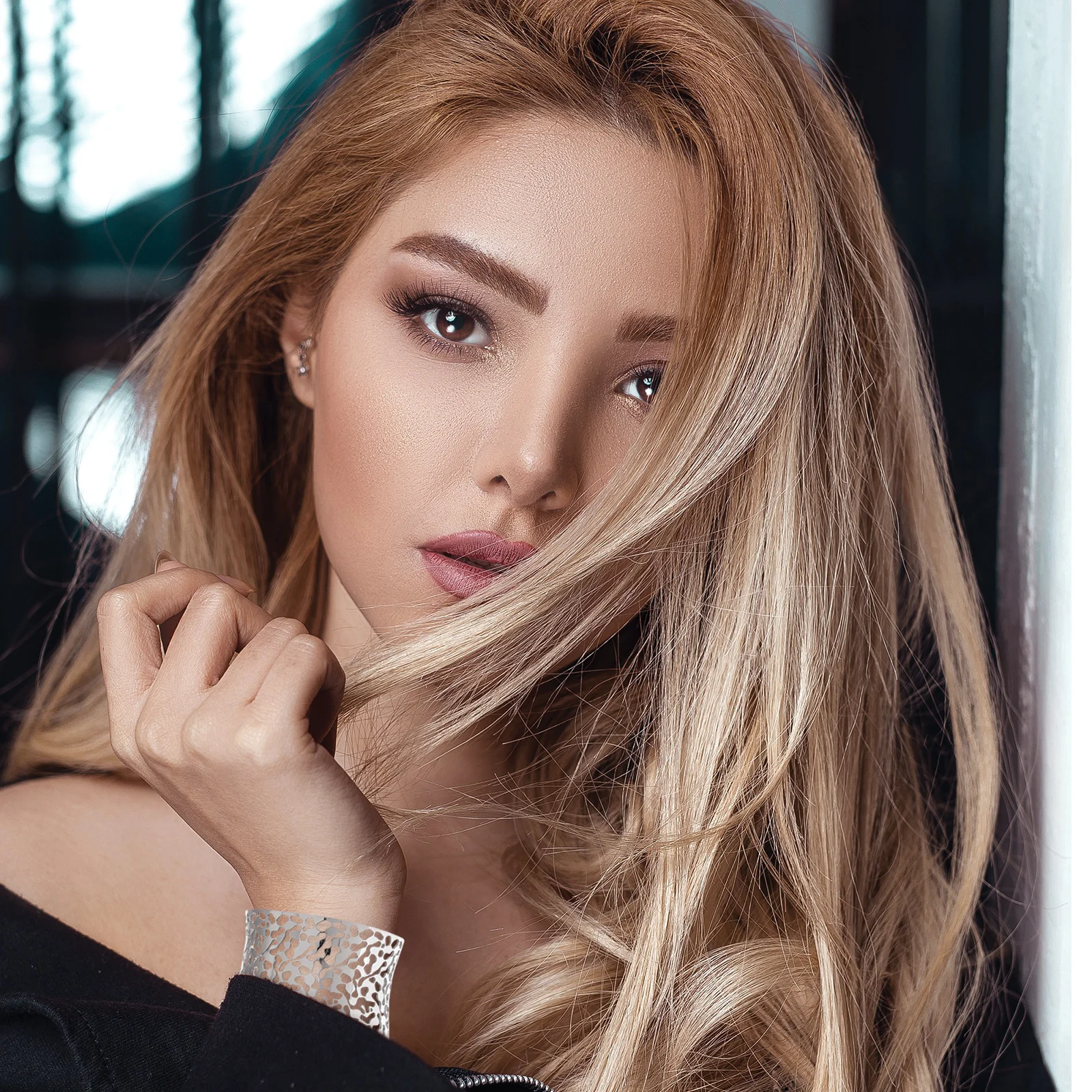 

Unique Hollow Open Bangle Bracelet Women Irregular Curve Hollow Design Fashion Cuff Elegant Wrist Jewelry Large Wide Bracelets