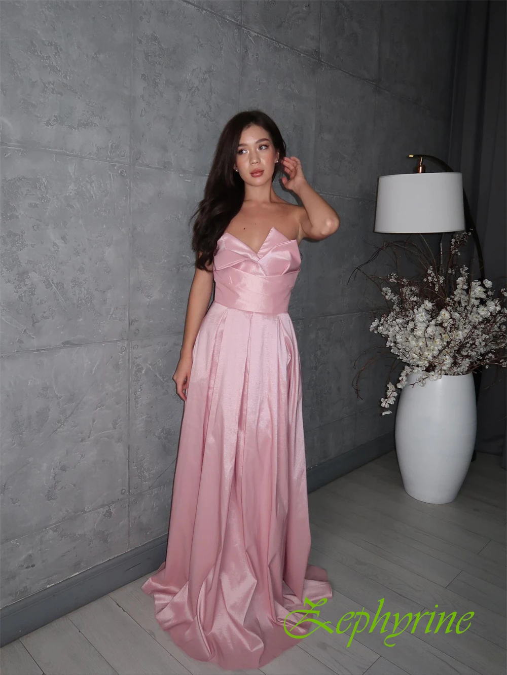 Gaun Malam A-Line Satin Elegan Kustom Gaun Prom Tanpa Lengan Indah Gaun Acara Khusus Kualitas Tinggi