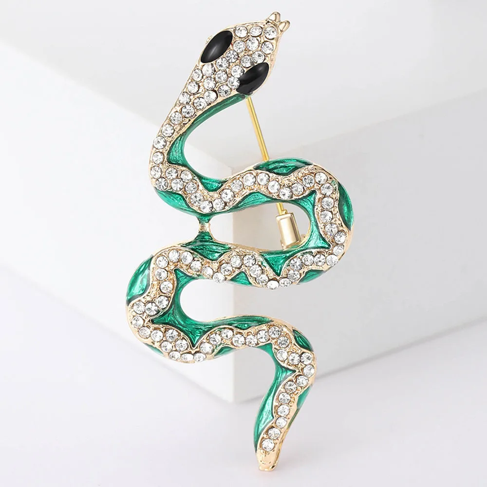 Luxury Green Rhinestone Snake Brooch for Women Men Unisex Alloy Lapel Pins Animal Design Badge Vintage Jewelry Accessories Gift