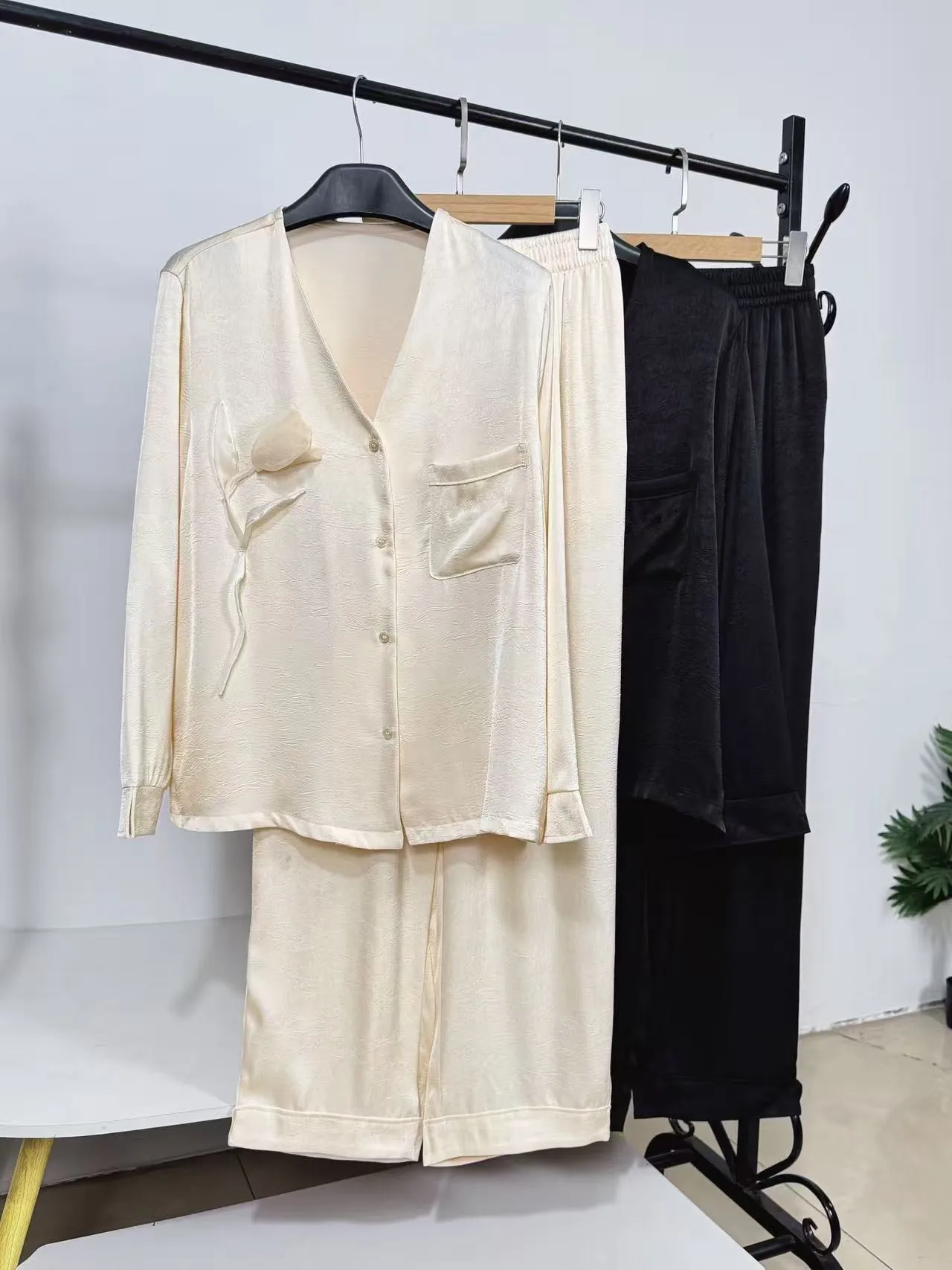 

Elegant Tulip Satin Sleepwear Set for Women Luxury Home Clothes Autumn Collection Comfortable Long Sleeve V-Neck Pyjamas