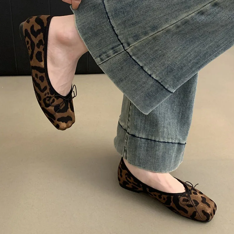 Damskie mieszkania buty 2024 projektant luksusowe nowe modne damskie obcasy buty typu mule pantofle sandały na co dzień kobiece mokasyny Leopard