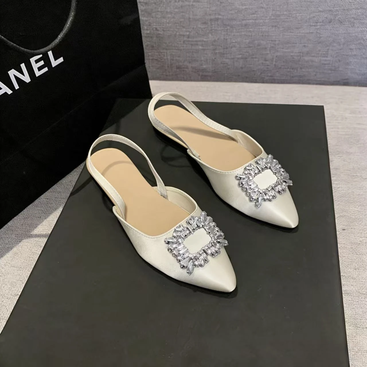 

Элегантные туфли с квадратной пряжкой из страз и плоской подошвой, модные и удобные босоножки с открытым задником, подходящие для вечеринок и свадеб.