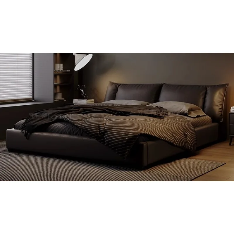 Мягкая кровать в главной спальне