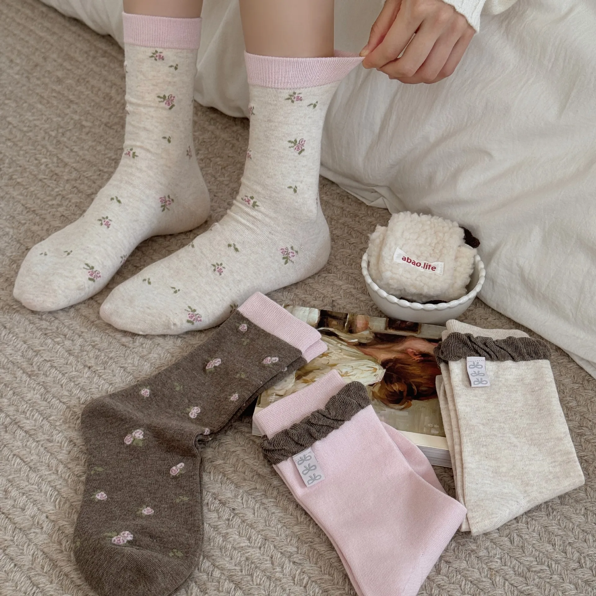Calcetines de mujer 95% algodón con estampado floral, a media pantorrilla, estilo slouch, con puntera sin costuras de 200 agujas, puño abullonado y etiqueta tejida con lazo, para primavera y verano.