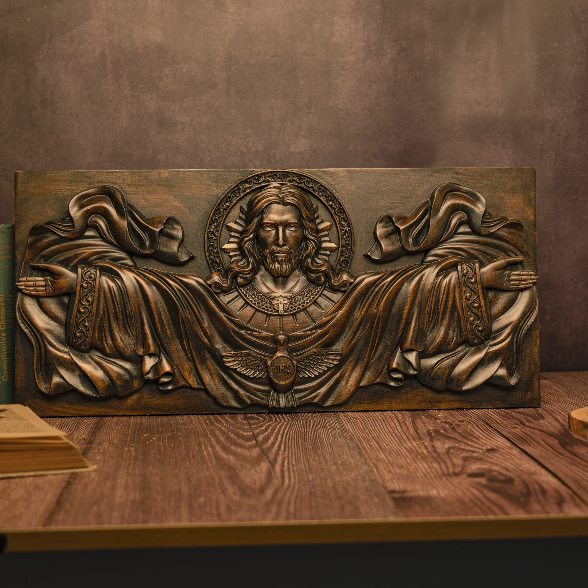 Panel de pared grande con la imagen de Jesucristo, tallado a mano, con motivos religiosos, un pajarito del Espíritu Santo y el símbolo IHS, ideal para decorar el hogar y para la oración.