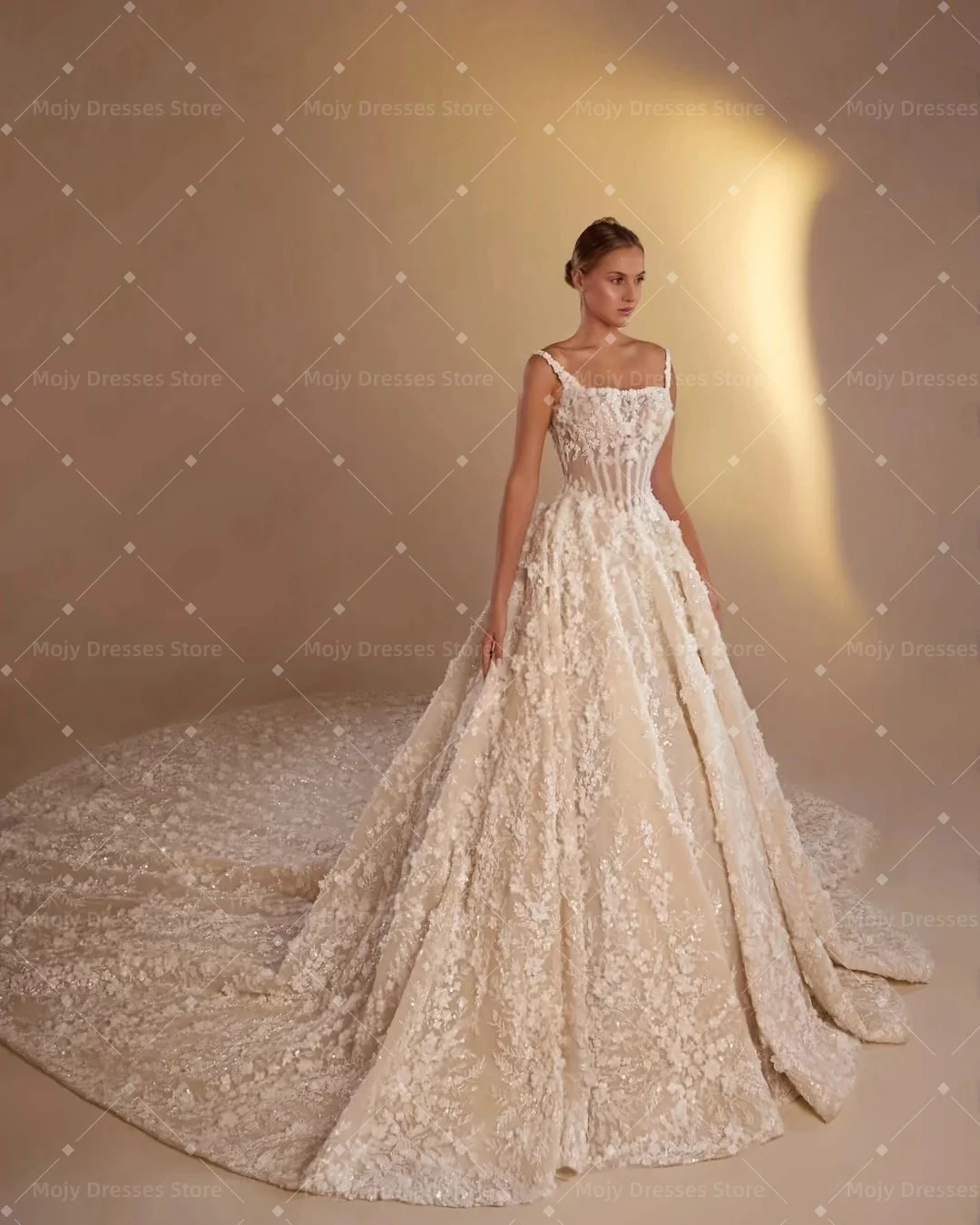 

Изысканное свадебное платье Mojy 2026 А-силуэта с тонкими бретелями, аппликациями и кружевом, на заказ, со шлейфом